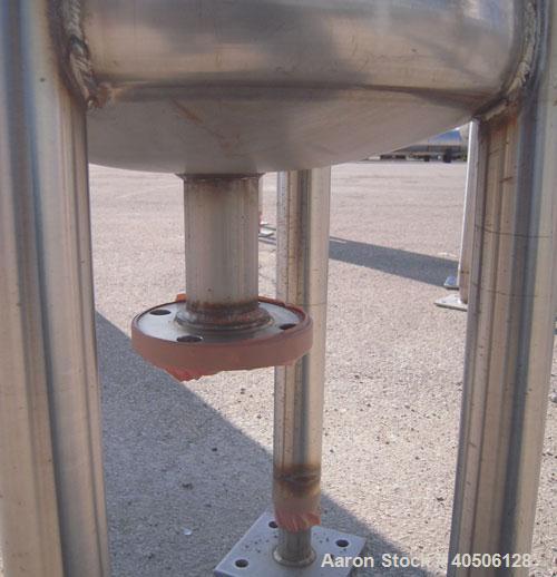 Unused- Mueller Pressure Tank, 50 Gallon, Model "F", 304L stainless steel, vertical. 17 1/2" diameter, 47" straight side, dished top and bottom. Internal rated 30 psi at 200 deg F and -20 deg F at 30...
