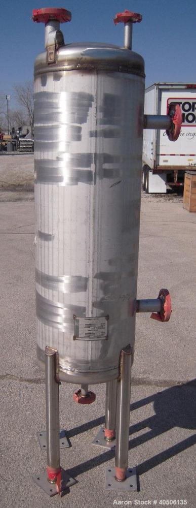 Unused- Mueller Pressure Tank, 50 Gallon, Model "F", 304L stainless steel, vertical. 17 1/2" diameter, 47" straight side, dished top and bottom. Internal rated 30 psi at 150 deg F and -20 deg F at 30...