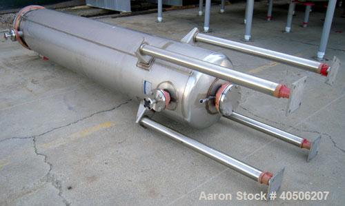 Unused- Mueller Pressure Tank, 263 Gallon, model "F", 304L stainless steel, vertical. 24" diameter x 138" straight side, dished bolt on top with davit arm, dished bottom. Internal rated 75 psi at 302...