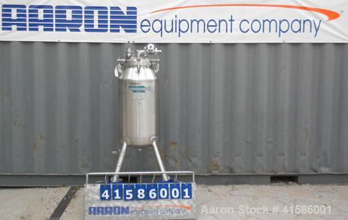 Used Mueller Pressure Tank, 26 gallon (100 liter), model F, 316 stainless steel, vertical. 18" diameter x 27" straight side. Dished 11-1/2" tri-clamp removable top, dish bottom. Internal rated 15 psi...