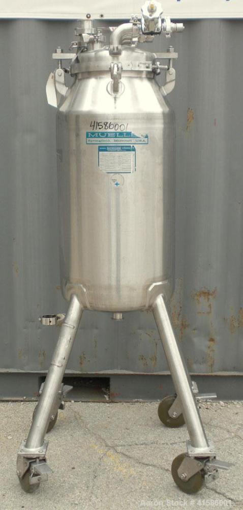 Used Mueller Pressure Tank, 26 gallon (100 liter), model F, 316 stainless steel, vertical. 18" diameter x 27" straight side. Dished 11-1/2" tri-clamp removable top, dish bottom. Internal rated 15 psi...