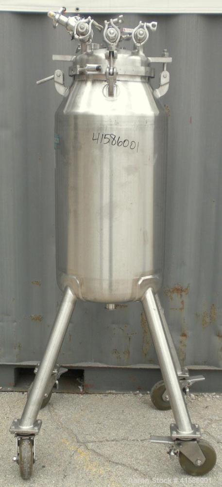 Used Mueller Pressure Tank, 26 gallon (100 liter), model F, 316 stainless steel, vertical. 18" diameter x 27" straight side. Dished 11-1/2" tri-clamp removable top, dish bottom. Internal rated 15 psi...