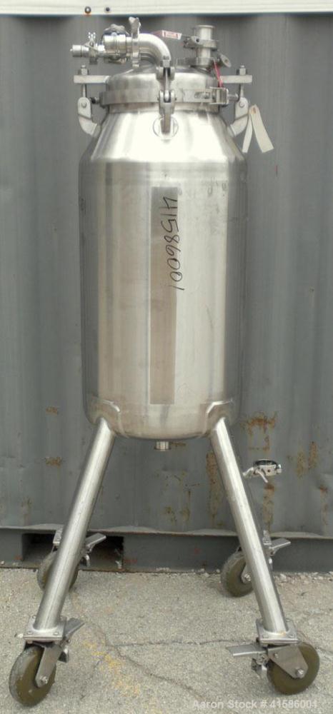 Used Mueller Pressure Tank, 26 gallon (100 liter), model F, 316 stainless steel, vertical. 18" diameter x 27" straight side. Dished 11-1/2" tri-clamp removable top, dish bottom. Internal rated 15 psi...
