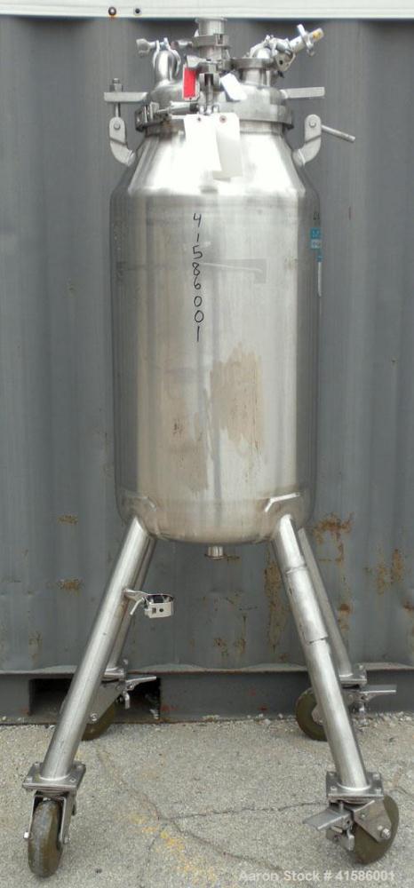 Used Mueller Pressure Tank, 26 gallon (100 liter), model F, 316 stainless steel, vertical. 18" diameter x 27" straight side. Dished 11-1/2" tri-clamp removable top, dish bottom. Internal rated 15 psi...