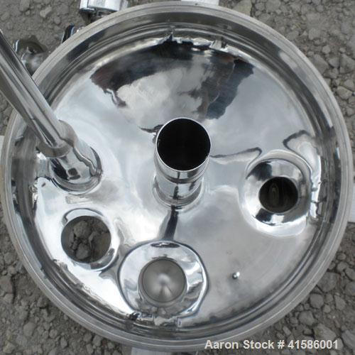 Used Mueller Pressure Tank, 26 gallon (100 liter), model F, 316 stainless steel, vertical. 18" diameter x 27" straight side. Dished 11-1/2" tri-clamp removable top, dish bottom. Internal rated 15 psi...
