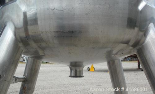 Used Mueller Pressure Tank, 26 gallon (100 liter), model F, 316 stainless steel, vertical. 18" diameter x 27" straight side. Dished 11-1/2" tri-clamp removable top, dish bottom. Internal rated 15 psi...
