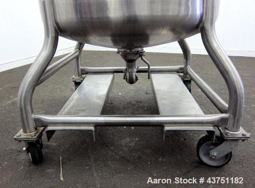 Used Mueller Tank, 100 Gallon, Model F, 316 Stainless Steel, Vertical.  36" Diameter x 32" straight side.  Dished top and bottom.  Internal rated 3 psi at 100 degrees F.  Off center top entering Ligh...