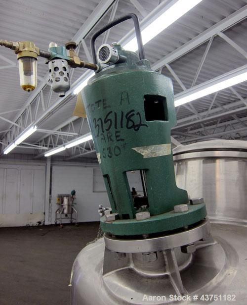 Used Mueller Tank, 100 Gallon, Model F, 316 Stainless Steel, Vertical.  36" Diameter x 32" straight side.  Dished top and bottom.  Internal rated 3 psi at 100 degrees F.  Off center top entering Ligh...