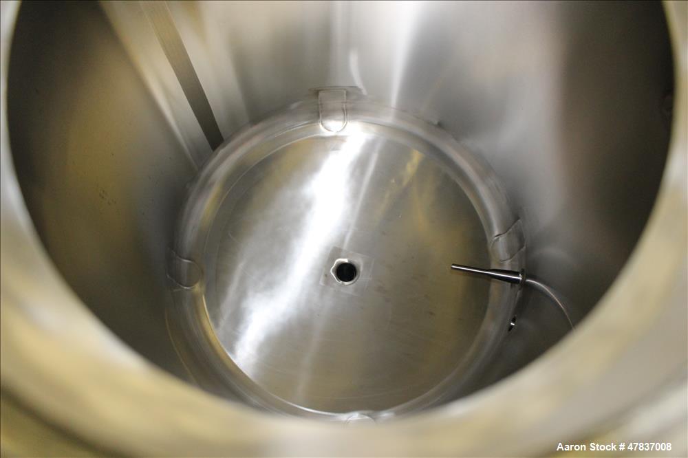 Used Mueller Pressure Tank, 430 Liter (113 Gallon), Model F, 316L Stainless Steel, Vertical. 30" Diameter x 34" straight side, dished clamp on top, dished bottom. Internal rated 45 psi & Full Vacuum ...