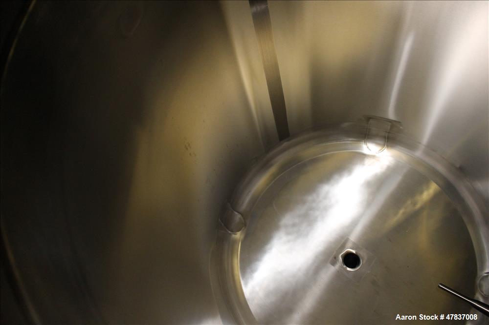 Used Mueller Pressure Tank, 430 Liter (113 Gallon), Model F, 316L Stainless Steel, Vertical. 30" Diameter x 34" straight side, dished clamp on top, dished bottom. Internal rated 45 psi & Full Vacuum ...