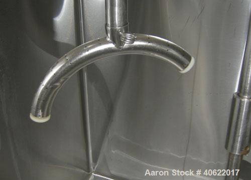 Used Mueller Flavor Tank, (4) compartment, approximate 200 gallon each, 304 stainless steel, jacketed.  Each compartment measures 38" long x 36" wide x approximately 33" deep.  V shaped top and botto...