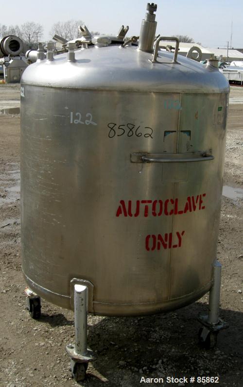 USED: Mueller pressure tank, 300 gallon, 304 stainless steel, vertical. 44" diameter x 42" straight side, dished top and bottom. Internal rated 25 psi at 266 deg F. 1" Diameter bottom supported shaft...