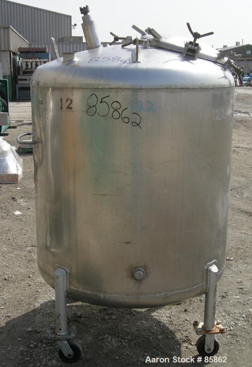 USED: Mueller pressure tank, 300 gallon, 304 stainless steel, vertical. 44" diameter x 42" straight side, dished top and bottom. Internal rated 25 psi at 266 deg F. 1" Diameter bottom supported shaft...