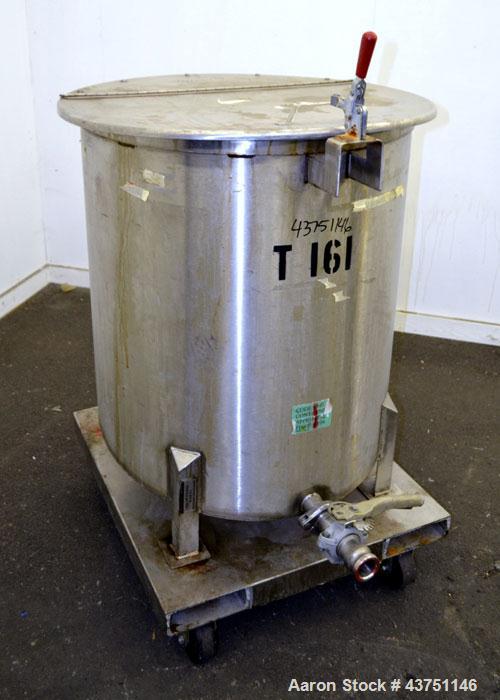 Used Water Cooling Corporation Tank, 100 Gallon, 304 Stainless Steel, Vertical. Approximate 31" diameter x 34" straight side. Flat top with a bolt on hinged cover, 6" sloped bottom. 2" Tri-clamp side...
