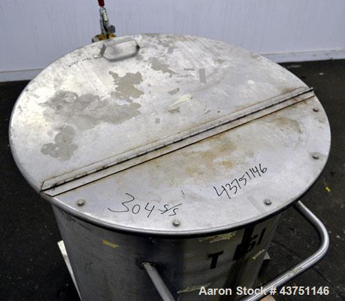 Used Water Cooling Corporation Tank, 100 Gallon, 304 Stainless Steel, Vertical. Approximate 31" diameter x 34" straight side. Flat top with a bolt on hinged cover, 6" sloped bottom. 2" Tri-clamp side...
