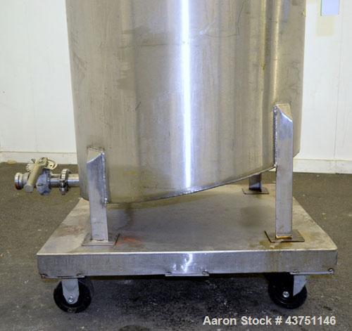 Used Water Cooling Corporation Tank, 100 Gallon, 304 Stainless Steel, Vertical. Approximate 31" diameter x 34" straight side. Flat top with a bolt on hinged cover, 6" sloped bottom. 2" Tri-clamp side...