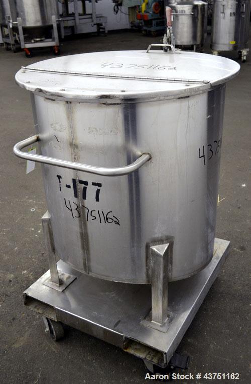 Used Water Cooling Corporation Tank, 100 Gallon, 304 Stainless Steel, Vertical. Approximate 31" diameter x 34" straight side. Flat top with a bolt on hinged cover, 6" sloped bottom. 2" Tri-clamp side...