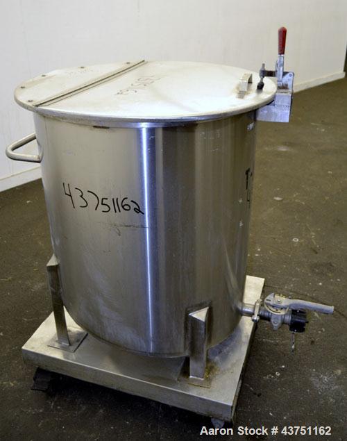 Used Water Cooling Corporation Tank, 100 Gallon, 304 Stainless Steel, Vertical. Approximate 31" diameter x 34" straight side. Flat top with a bolt on hinged cover, 6" sloped bottom. 2" Tri-clamp side...