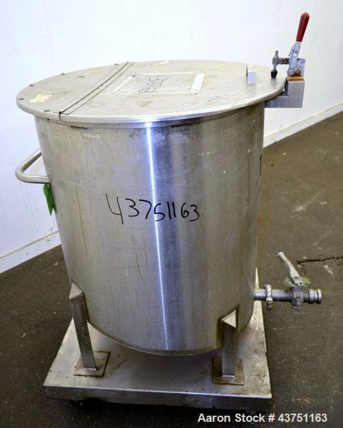 Used Water Cooling Corporation Tank, 100 Gallon, 304 Stainless Steel, Vertical. Approximate 31" diameter x 34" straight side. Flat top with a bolt on hinged cover, 6" sloped bottom. 2" Tri-clamp side...