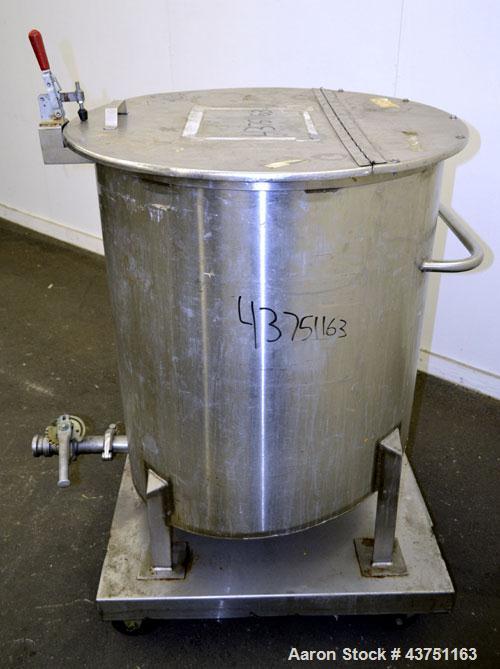 Used Water Cooling Corporation Tank, 100 Gallon, 304 Stainless Steel, Vertical. Approximate 31" diameter x 34" straight side. Flat top with a bolt on hinged cover, 6" sloped bottom. 2" Tri-clamp side...