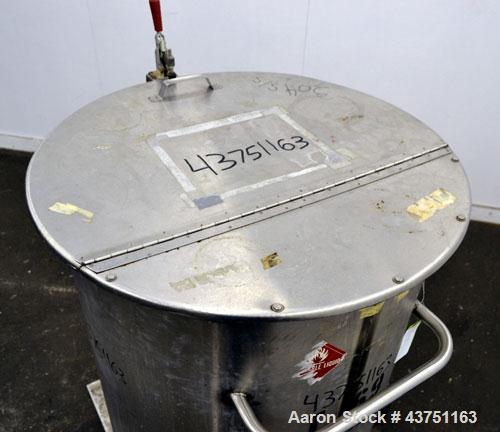 Used Water Cooling Corporation Tank, 100 Gallon, 304 Stainless Steel, Vertical. Approximate 31" diameter x 34" straight side. Flat top with a bolt on hinged cover, 6" sloped bottom. 2" Tri-clamp side...