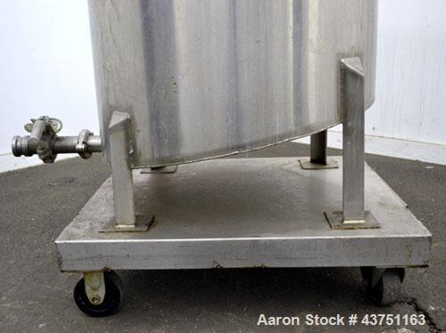 Used Water Cooling Corporation Tank, 100 Gallon, 304 Stainless Steel, Vertical. Approximate 31" diameter x 34" straight side. Flat top with a bolt on hinged cover, 6" sloped bottom. 2" Tri-clamp side...