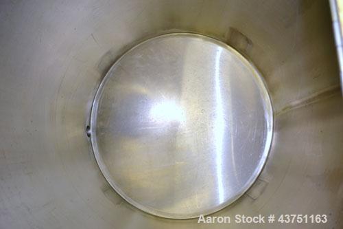 Used Water Cooling Corporation Tank, 100 Gallon, 304 Stainless Steel, Vertical. Approximate 31" diameter x 34" straight side. Flat top with a bolt on hinged cover, 6" sloped bottom. 2" Tri-clamp side...