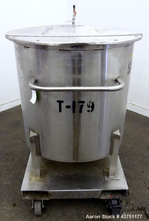 Used Water Cooling Corporation Tank, 100 Gallon, 304 Stainless Steel, Vertical. Approximate 31" diameter x 34" straight side. Flat top with a bolt on hinged cover, 6" sloped bottom. 2" Tri-clamp side...