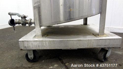 Used Water Cooling Corporation Tank, 100 Gallon, 304 Stainless Steel, Vertical. Approximate 31" diameter x 34" straight side. Flat top with a bolt on hinged cover, 6" sloped bottom. 2" Tri-clamp side...