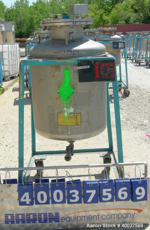 Used O.G. Kelley Co. Pressure Tank, 55 gallon, 304 stainless steel, vertical. 24" diameter x 27" straight side, dished top and bottom. Internal rated 50 psi at 300 deg F. Openings: top 10" with cover...