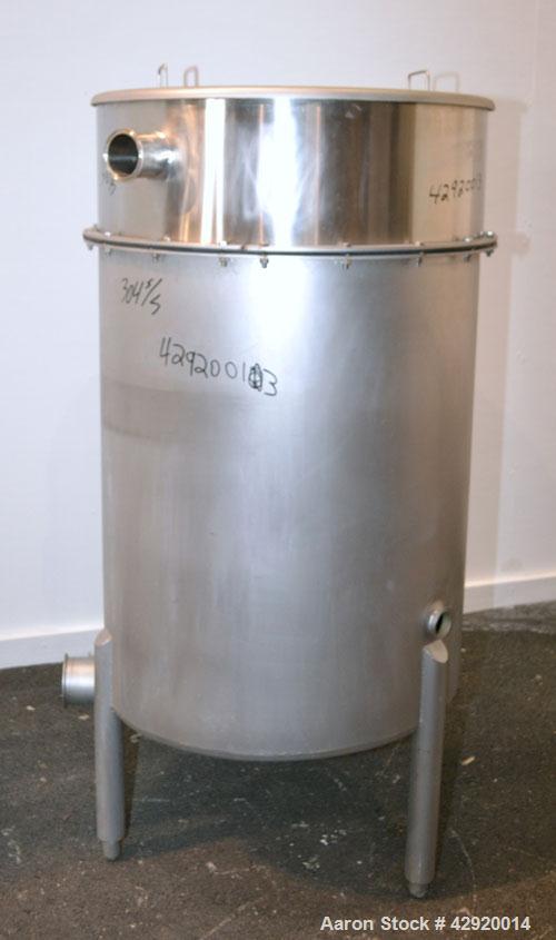 Used Tank, 110 Gallon, 304 Stainless Steel, Vertical. 30’’ Diameter x 36’’ straight side. Flat open top with a 1 piece cover, sloped bottom. Top bolt on 10’’ 316 stainless steel extension with a 3’’ ...