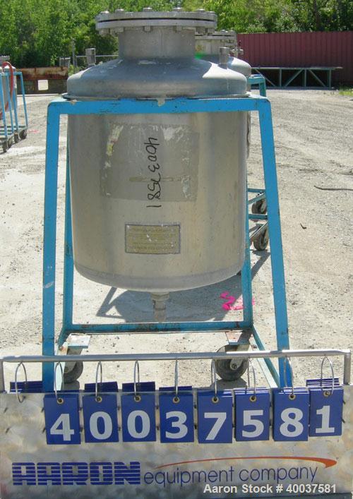 Used O.G. Kelley Co. Pressure Tank, 55 gallon, 304 stainless steel, vertical. 24'' diameter x 27'' straight side, dished top and bottom. Internal rated 50 psi at 300 deg F. Openings: top 10'' with co...