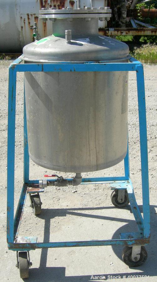 Used O.G. Kelley Co. Pressure Tank, 55 gallon, 304 stainless steel, vertical. 24'' diameter x 27'' straight side, dished top and bottom. Internal rated 50 psi at 300 deg F. Openings: top 10'' with co...