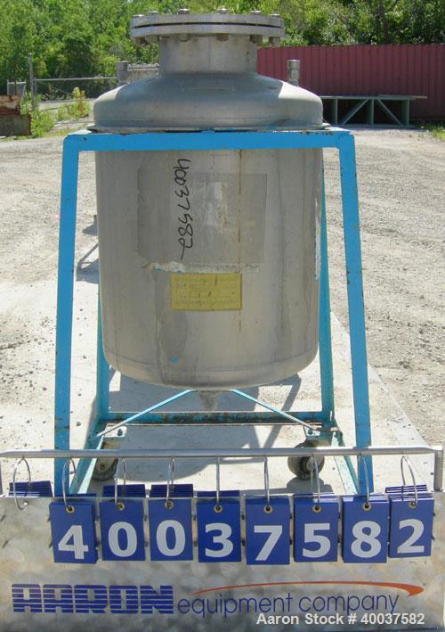 Used O.G. Kelley Co. Pressure Tank, 55 gallon, 304 stainless steel, vertical. 24'' diameter x 27'' straight side, dished top and bottom. Internal rated 50 psi at 300 deg F. Openings: top 10'' with co...