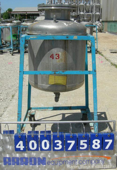 Used O.G. Kelley Co. Pressure Tank, 55 gallon, 304 stainless steel, vertical. 24'' diameter x 27'' straight side, dished top and bottom. Internal rated 50 psi at 300 deg F. Openings: top 10'' with co...