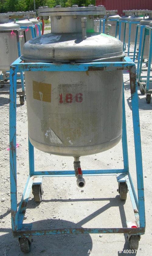 Used O.G. Kelley Co. Pressure Tank, 55 gallon, 304 stainless steel, vertical. 24'' diameter x 27'' straight side, dished top and bottom. Internal rated 50 psi at 300 deg F. Openings: top 10'' with co...