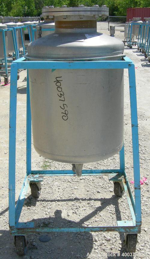 Used O.G. Kelley Co. Pressure Tank, 55 gallon, 304 stainless steel, vertical. 24'' diameter x 27'' straight side, dished top and bottom. Internal rated 50 psi at 300 deg F. Openings: top 10'' with co...
