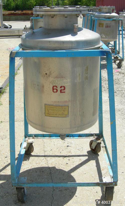 Used O.G. Kelley Co. Pressure Tank, 55 gallon, 304 stainless steel, vertical. 24'' diameter x 27'' straight side, dished top and bottom. Internal rated 50 psi at 300 deg F. Openings: top 10'' with co...