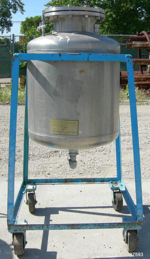 Used O.G. Kelley Co. Pressure Tank, 55 gallon, 304 stainless steel, vertical. 24'' diameter x 27'' straight side, dished top and bottom. Internal rated 50 psi at 300 deg F. Openings: top 10'' with co...