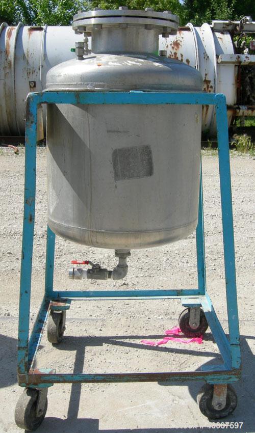 Used O.G. Kelley Co. Pressure Tank, 55 gallon, 304 stainless steel, vertical. 24'' diameter x 27'' straight side, dished top and bottom. Internal rated 50 psi at 300 deg F. Openings: top 10'' with co...