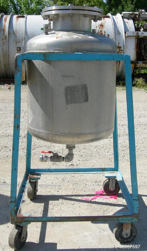 Used- O.G. Kelley Co. Pressure Tank, 55 gallon, 304 stainless steel, vertical. 24'' diameter x 27'' straight side, dished to...