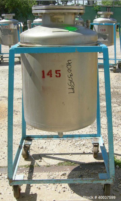 Used O.G. Kelley Co. Pressure Tank, 55 gallon, 304 stainless steel, vertical. 24'' diameter x 27'' straight side, dished top and bottom. Internal rated 50 psi at 300 deg F. Openings: top 10'' with co...