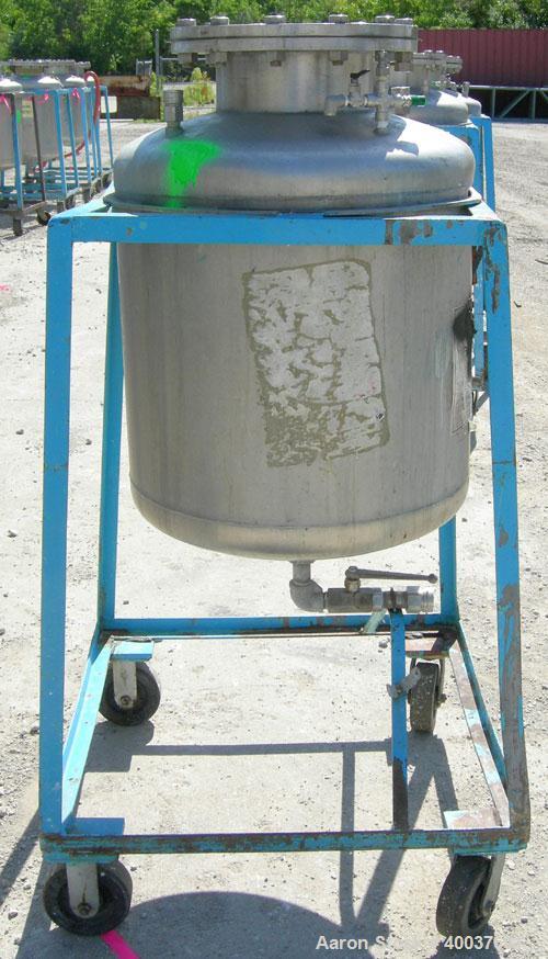 Used O.G. Kelley Co. Pressure Tank, 55 gallon, 304 stainless steel, vertical. 24'' diameter x 27'' straight side, dished top and bottom. Internal rated 50 psi at 300 deg F. Openings: top 10'' with co...