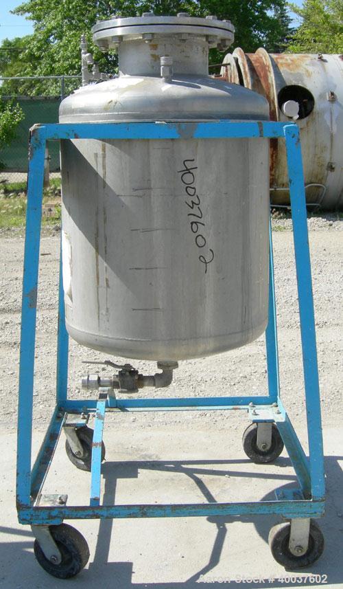 Used O.G. Kelley Co. Pressure Tank, 55 gallon, 304 stainless steel, vertical. 24'' diameter x 27'' straight side, dished top and bottom. Internal rated 50 psi at 300 degrees F. Openings: top 10'' wit...