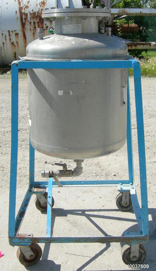 Used O.G. Kelley Co. Pressure Tank, 55 gallon, 304 stainless steel, vertical. 24'' diameter x 27'' straight side, dished top and bottom. Internal rated 50 psi at 300 deg F. Openings: top 10'' with co...