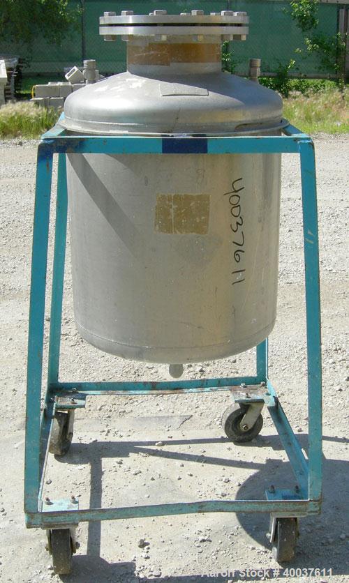 Used O.G. Kelley Co. Pressure Tank, 55 gallon, 304 stainless steel, vertical. 24'' diameter x 27'' straight side, dished top and bottom. Internal rated 50 psi at 300 deg F. Openings: top 10'' with co...