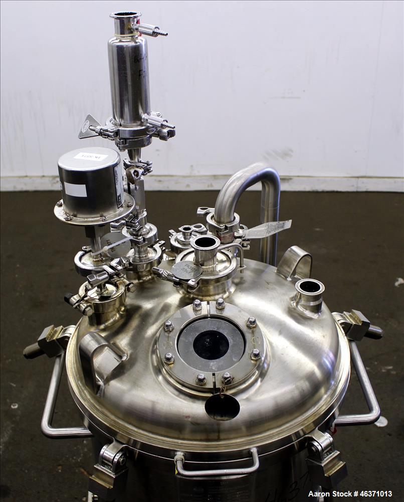 Used Stainless Fabrication Pressure Tank, 22.5 Gallon (85 Liter), 316L Stainless Steel, Vertical. 18" Diameter x 17" straight side. Dished clamp down top, dished bottom head. Internal rated 50 psi at...