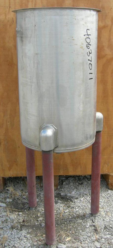 Used United Utensils Tank, 30 Gallon, model VT-30, 304 stainless steel, vertical. 18" diameter x 29 1/2" straight side, open top, no cover, coned bottom. Approximate 3/4" center bottom outlet. Mounte...