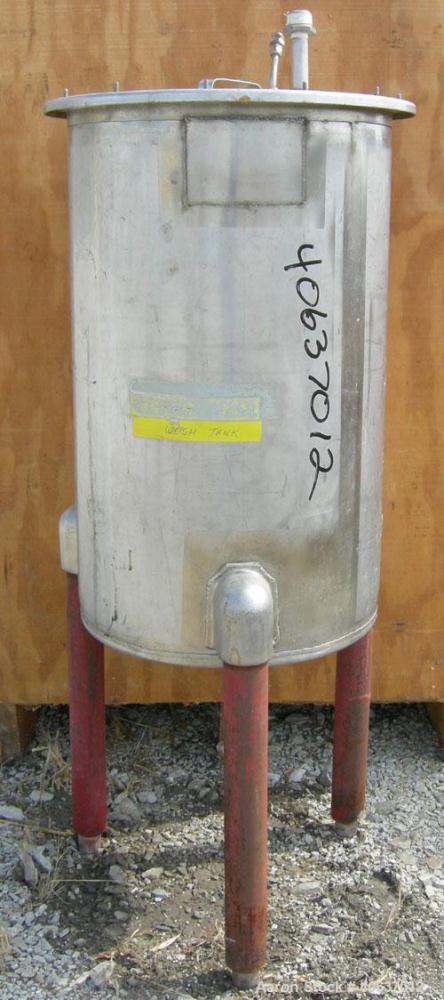 Used United Utensils Tank, 30 Gallon, model VT-30, 304 stainless steel, vertical. 18" diameter x 29 1/2" straight side, open top,  1 piece cover, coned bottom. Approximate 3/4" center bottom outlet. ...