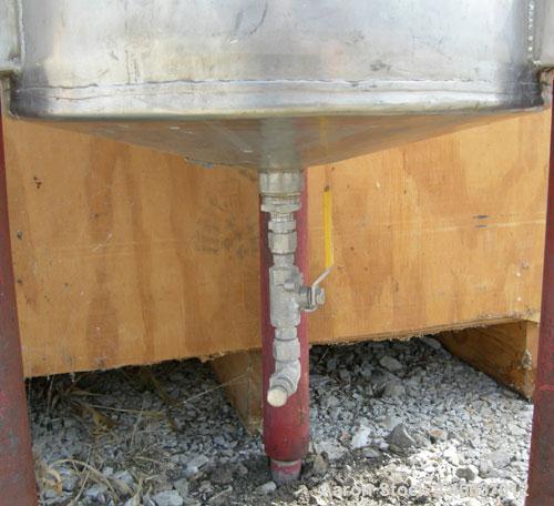 Used United Utensils Tank, 30 Gallon, model VT-30, 304 stainless steel, vertical. 18" diameter x 29 1/2" straight side, open top,  1 piece cover, coned bottom. Approximate 3/4" center bottom outlet. ...